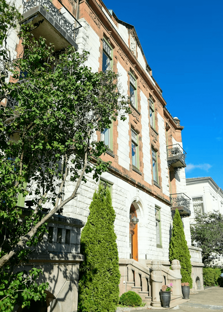 Historisk bygård med grønt inngangsparti og balkonger